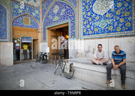 Isfahan, Iran. 21. Juli 2015. Männer sitzen auf der Imam Square in Isfahan, Iran, 21. Juli 2015. Die Naqsch-e Dschahan Platz gehört zum UNESCO Weltkulturerbe. Quelle: Michael Kappeler/dpa | Verwendung weltweit/dpa/Alamy leben Nachrichten Stockfoto