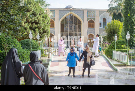 Isfahan, Iran. 21. Juli 2015. Gäste Spaziergang durch die Gärten des Hotel Abbasi in Isfahan, Iran, 21. Juli 2015. Quelle: Michael Kappeler/dpa | Verwendung weltweit/dpa/Alamy leben Nachrichten Stockfoto