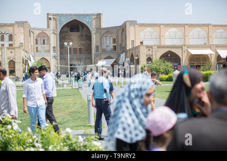 Isfahan, Iran. 21. Juli 2015. Ein Blick auf die Imam Square in Isfahan, Iran, 21. Juli 2015. Die Naqsch-e Dschahan Platz gehört zum UNESCO Weltkulturerbe. Quelle: Michael Kappeler/dpa | Verwendung weltweit/dpa/Alamy leben Nachrichten Stockfoto