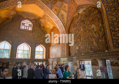 Isfahan, Iran. 21. Juli 2015. Menschen besuchen die Hasht Behesht Palace in Isfahan, Iran, 21. Juli 2015. Quelle: Michael Kappeler/dpa | Verwendung weltweit/dpa/Alamy leben Nachrichten Stockfoto