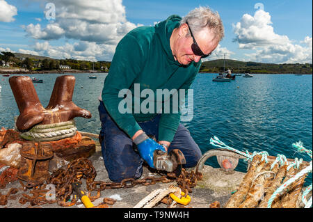 Schull, West Cork, Irland. 20 Mai, 2019. Unter der hellen Sonne, die Besatzung der Trawler "Laetitia" vorbereiten, Seile und Netze zu angeln gehen an diesem Abend. Das Boot wird für 5 bis 6 Tage vergangen sein und wird Fisch rund um die Isles of Scilly. Munster wird heute trocken bleiben mit Höhen von 16 bis 17°C. Credit: Andy Gibson/Alamy leben Nachrichten Stockfoto