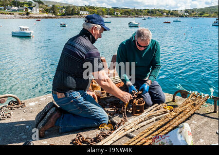 Schull, West Cork, Irland. 20 Mai, 2019. Unter der hellen Sonne, die Besatzung der Trawler "Laetitia" vorbereiten, Seile und Netze zu angeln gehen an diesem Abend. Das Boot wird für 5 bis 6 Tage vergangen sein und wird Fisch rund um die Isles of Scilly. Munster wird heute trocken bleiben mit Höhen von 16 bis 17°C. Credit: Andy Gibson/Alamy leben Nachrichten Stockfoto