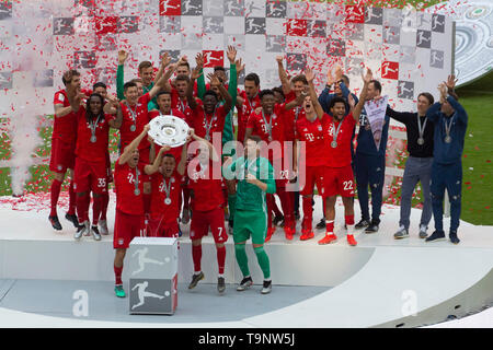München, Deutschland. 18 Mai, 2019. Preisverleihung mit Arjen ROBBEN (Nr. 10, M), RAFINHA (13, M), Franck Ribery (Nr. 7, M) und Champion Cup. Fußball, FC Bayern München (M) - Eintracht Frankfurt (F) 5-1, Deutscher Meister 2019, 1. Fussballbundesliga, 34. Spieltag, Saison 2018/2019, am 18/05/2019 in Muenchen/ALLIANZARENA/Deutschland. Anmerkung der Redaktion: DFL Regelungen die Verwendung von Fotografien als Bildsequenzen und/oder quasi-Video zu verbieten. | Verwendung der weltweiten Kredit: dpa/Alamy leben Nachrichten Stockfoto