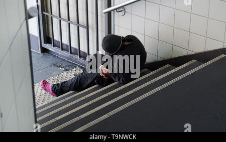 Berlin, Deutschland. 18 Mai, 2019. Ein obdachloser Mann sitzt auf der Treppe auf einen S-Bahn Eingang. Quelle: Annette Riedl/dpa/Alamy leben Nachrichten Stockfoto