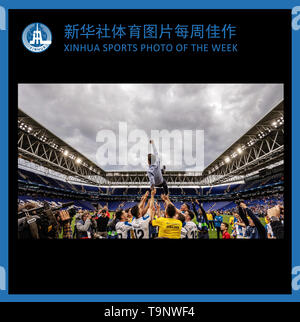 Peking, Spanien. 18 Mai, 2019. XINHUA SPORT FOTO DER WOCHE (vom 13. Mai bis 19. Mai 2019) Am 20. Mai 2019 übermittelt. Von Espanyol Haupttrainer Rubi (oben) ist in den Himmel geworfen durch seine Spieler den Sieg nach der letzten Runde die Spanische Liga Match zwischen RCD Espanyol und Real Sociedad San Sebastián in Barcelona, Spanien, am 18. Mai 2019 zu feiern. Espanyol gewann 2-0 und wurde für die UEFA Europa League in der kommenden Saison qualifiziert. Credit: Joan Gosa/Xinhua/Alamy leben Nachrichten Stockfoto