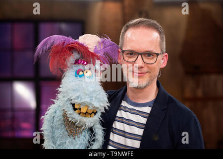 Martin REINL, Puppenspieler, mit seiner Puppe Horst Pferdinand, Porträt, Porträt, Porträt, 7/8-Einzelbild, einzigen Motiv, Gast in der 500sten zeigen, Kölner Treff auf WDR Fernsehen, 18.05.2019. | Verwendung weltweit Stockfoto
