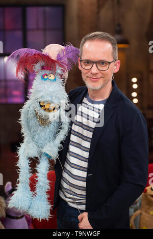 Martin REINL, Puppenspieler, mit seiner Puppe Horst Pferdinand, Porträt, Porträt, Porträt, 7/8-Einzelbild, einzigen Motiv, Gast in der 500sten zeigen, Kölner Treff auf WDR Fernsehen, 18.05.2019. | Verwendung weltweit Stockfoto