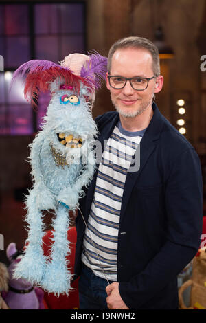 Martin REINL, Puppenspieler, mit seiner Puppe Horst Pferdinand, Porträt, Porträt, Porträt, 7/8-Einzelbild, einzigen Motiv, Gast in der 500sten zeigen, Kölner Treff auf WDR Fernsehen, 18.05.2019. | Verwendung weltweit Stockfoto