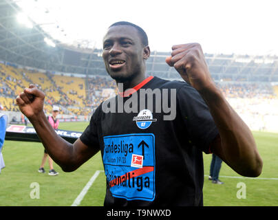 Jamilu Collins (PB), Promotion, Jubel, Jubeln, Freude, Sieg, glücklich, Erfolg, Fußball 2. 1. Fussballbundesliga, 34. Spieltag, Dynamo Dresden (DD) - SC Paderborn 07 (PB) 3:1, am 19.05.2019 in Dresden/Deutschland. € | Nutzung weltweit Stockfoto