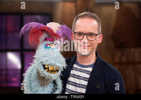 Martin REINL, Puppenspieler, mit seiner Puppe Horst Pferdinand, Porträt, Porträt, Porträt, 7/8-Einzelbild, einzigen Motiv, Gast in der 500sten zeigen, Kölner Treff auf WDR Fernsehen, 18.05.2019. | Verwendung weltweit Stockfoto