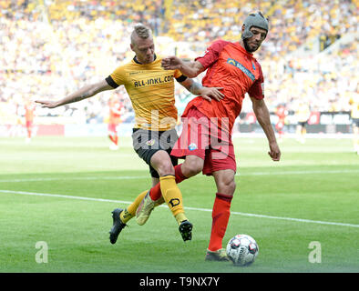 Von links nach rechts: Brian Hamalainen (DD), Klaus Gjasula (PB), Duellen, Aktion, Fußball 2. 1. Fussballbundesliga, 34. Spieltag, Dynamo Dresden (DD) - SC Paderborn 07 (PB) 3:1, am 19/05/2019 in Dresden/Deutschland. € | Nutzung weltweit Stockfoto