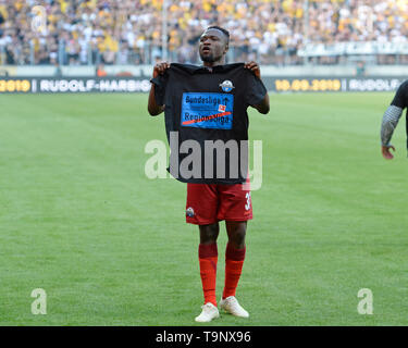Bernard Tekpetey (PB), Promotion, Jubel, Jubeln, Freude, Sieg, glücklich, Erfolg, Fußball 2. 1. Fussballbundesliga, 34. Spieltag, Dynamo Dresden (DD) - SC Paderborn 07 (PB) 3:1, am 19.05.2019 in Dresden/Deutschland. € | Nutzung weltweit Stockfoto