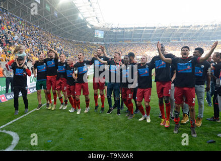 Das Team aus Paderborn feiert den Aufstieg, Fußball 2. 1. Fussballbundesliga, 34. Spieltag, Dynamo Dresden (DD) - SC Paderborn 07 (PB) 3:1, am 19.05.2019 in Dresden/Deutschland. € | Nutzung weltweit Stockfoto