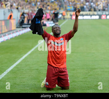 Bernard Tekpetey (PB), Jubel, Jubeln, Freude, Erfolg, Freude, Erfolg, Förderung, Fußball 2. 1. Fussballbundesliga, 34. Spieltag, Dynamo Dresden (DD) - SC Paderborn 07 (PB) 3:1, am 19.05.2019 in Dresden/Deutschland. € | Nutzung weltweit Stockfoto