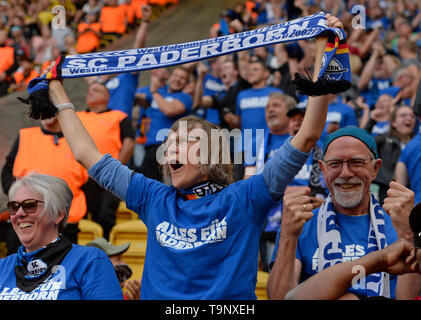 Fans von Paderborn feiern den Aufstieg, Jubel, Jubeln, Freude, Sieg, glücklich, Erfolg, Fußball 2. 1. Fussballbundesliga, 34. Spieltag, Dynamo Dresden (DD) - SC Paderborn 07 (PB) 3:1, am 19.05.2019 in Dresden/Deutschland. € | Nutzung weltweit Stockfoto