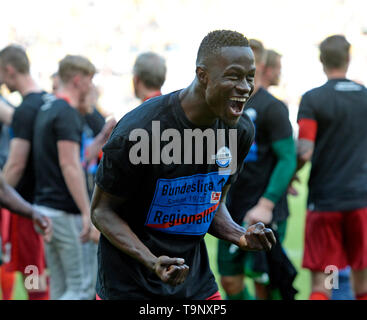 Babacar Gueye (PB), Jubel, Jubeln, Freude, Sieg, glücklich, Erfolg, Fußball 2. 1. Fussballbundesliga, 34. Spieltag, Dynamo Dresden (DD) - SC Paderborn 07 (PB) 3:1, am 19.05.2019 in Dresden/Deutschland. € | Nutzung weltweit Stockfoto