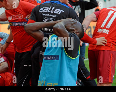 Babacar Gueye (PB), Promotion, Jubel, Jubeln, Freude, Sieg, glücklich, Erfolg, Fußball 2. 1. Fussballbundesliga, 34. Spieltag, Dynamo Dresden (DD) - SC Paderborn 07 (PB) 3:1, am 19.05.2019 in Dresden/Deutschland. € | Nutzung weltweit Stockfoto