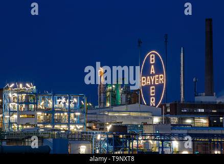 Koln Deutschland 14 Mai 2019 Das Bayer Kreuz Das Logo Des Unternehmens Leuchtet Auf Der Bayer Website In Leverkusen Gegenuber Von Den Ufern Des Rheins In Koln Wahrend Die Globalen Marktfuhrer Aus