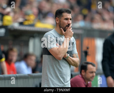 Trainer Cristian Fiel (DD), nachdenklich, Fußball 2. Fussballbundesliga, 34. Spieltag, Dynamo Dresden (DD) - SC Paderborn 07 (PB) 3:1, am 19/05/2019 in Dresden/Deutschland. € | Nutzung weltweit Stockfoto