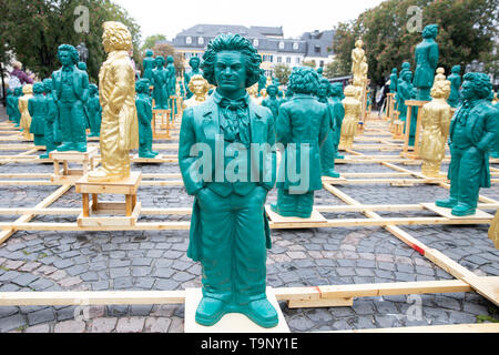 Bonn, Deutschland. 17 Mai, 2019. 700 Ludwig van Beethoven Skulpturen stehen auf dem Bonner Münsterplatz vor der historischen Beethoven Denkmal. Die Skulpturen wurden von Prof. Dr. erstellt. Ottmar Hoerl (horl) ausgelegt. Eine öffentliche Aktion auf den bevorstehenden 250. Geburtstag von Ludwig van Beethoven; am 17.05.2019 in Bonn/Deutschland. | Verwendung der weltweiten Kredit: dpa/Alamy leben Nachrichten Stockfoto