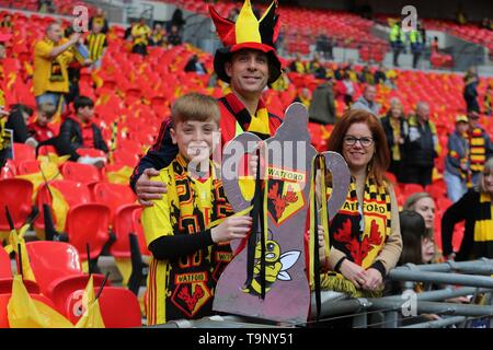WATFORD FUSSBALLFANS Manchester City FC V FC Watford Manchester City FC V FC Watford, FA Cup Final 2019 Wembley Stadion, LONDON, ENGLAND, 18. Mai 2019 GBD 14222 streng redaktionelle Verwendung. Wenn der Spieler/Spieler in diesem Bild dargestellt ist/Spielen für einen englischen Club oder das England National Team. Dann ist dieses Bild darf nur für redaktionelle Zwecke verwendet werden. Keine kommerzielle Nutzung. Folgende Verwendungen sind auch dann eingeschränkt, wenn in einem redaktionellen Kontext: Verwendung in Verbindung mit oder als Teil eines nicht autorisierten Audio-, Video-, Daten-, Spielpläne, Verein/liga Logos, Wetten, Spiele oder andere 'LIV Stockfoto