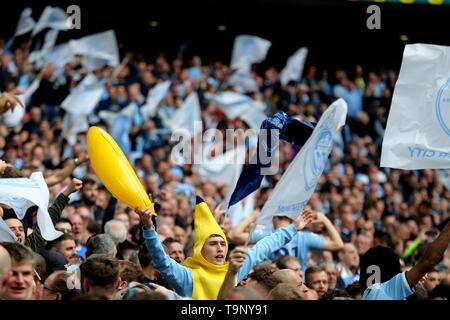 MANCHESTER CITY FANS Manchester City FC V FC Watford Manchester City FC V FC Watford, FA Cup Final 2019 Wembley Stadion, LONDON, ENGLAND, 18. Mai 2019 GBD 14240 streng redaktionelle Verwendung. Wenn der Spieler/Spieler in diesem Bild dargestellt ist/Spielen für einen englischen Club oder das England National Team. Dann ist dieses Bild darf nur für redaktionelle Zwecke verwendet werden. Keine kommerzielle Nutzung. Folgende Verwendungen sind auch dann eingeschränkt, wenn in einem redaktionellen Kontext: Verwendung in Verbindung mit oder als Teil eines nicht autorisierten Audio-, Video-, Daten-, Spielpläne, Verein/liga Logos, Wetten, Spiele oder irgendwelche 'live Stockfoto