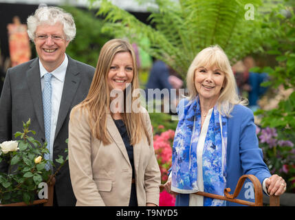 Royal Hospital Chelsea, London, Großbritannien. 20. Mai 2019. Chelsea Flower Show 2019 drücken Sie Tag. Schauspielerin und Prince's Trust prominente Botschafterin Susan Hampshire OBE auf der Burncoose Baumschulen - Anlagen, die von Menschen der Vergangenheit sensorisches Gedächtnis Garten im großen Pavillon. Credit: Malcolm Park/Alamy Leben Nachrichten. Stockfoto