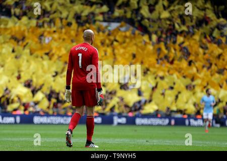 HEURELHO GOMES & FC WATFORD FLAGS Manchester City FC V FC Watford Manchester City FC V FC Watford, FA Cup Final 2019 Wembley Stadion, LONDON, ENGLAND, 18. Mai 2019 GBD 14284 streng redaktionelle Verwendung. Wenn der Spieler/Spieler in diesem Bild dargestellt ist/Spielen für einen englischen Club oder das England National Team. Dann ist dieses Bild darf nur für redaktionelle Zwecke verwendet werden. Keine kommerzielle Nutzung. Folgende Verwendungen sind auch dann eingeschränkt, wenn in einem redaktionellen Kontext: Verwendung in Verbindung mit oder als Teil eines nicht autorisierten Audio-, Video-, Daten-, Spielpläne, Verein/liga Logos, Wetten, Spiele Stockfoto