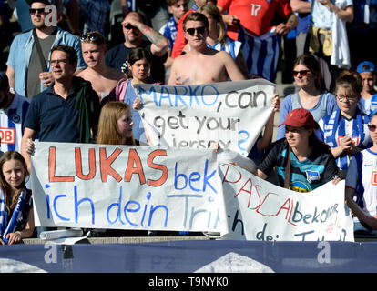 Berlin, Deutschland. 18 Mai, 2019. Fans von Berlin Fragen mit Plakaten für die Trikots der Spieler, Fußball 1. 1. Fussballbundesliga, 34. Spieltag, Hertha BSC Berlin (B) - Bayer 04 Leverkusen (LEV) 1:5, am 18.05.2019 in Berlin/Deutschland. € | Nutzung der weltweiten Kredit: dpa/Alamy leben Nachrichten Stockfoto
