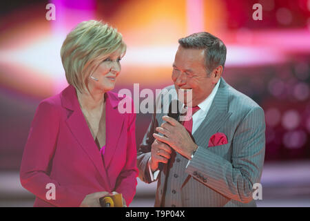 Berlin, Deutschland. 04 Mai, 2019. Roland Kaiser, Saenger, Schlagersaenger, Musiker, im Gespräch mit Carmen Nebel, Deutschland, Moderator, "Willkommen bei Carmen Nebel" 15-jähriges Jubiläum der ZDF-Show am 4. Mai 2017 aus dem Velodrom Berlin, | Verwendung der weltweiten Kredit: dpa/Alamy leben Nachrichten Stockfoto