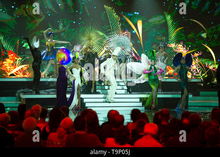 Berlin, Deutschland. 04 Mai, 2019. Das Ensemble der Friedrichstadtpalast führt eine lebendige Medley, "Willkommen bei Carmen Nebel" 15-jähriges Jubiläum der ZDF-Show am 04.05.2019 aus dem Velodrom Berlin, | Verwendung der weltweiten Kredit: dpa/Alamy leben Nachrichten Stockfoto