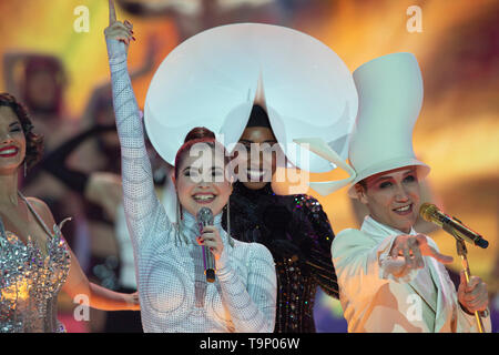 Berlin, Deutschland. 04 Mai, 2019. Das Ensemble der Friedrichstadtpalast führt eine lebendige Medley, "Willkommen bei Carmen Nebel" 15-jähriges Jubiläum der ZDF-Show am 04.05.2019 aus dem Velodrom Berlin, | Verwendung der weltweiten Kredit: dpa/Alamy leben Nachrichten Stockfoto