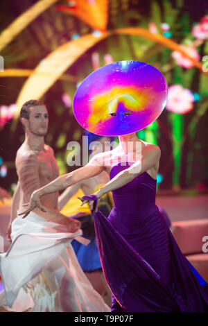 Berlin, Deutschland. 04 Mai, 2019. Das Ensemble der Friedrichstadtpalast führt eine lebendige Medley, "Willkommen bei Carmen Nebel" 15-jähriges Jubiläum der ZDF-Show am 04.05.2019 aus dem Velodrom Berlin, | Verwendung der weltweiten Kredit: dpa/Alamy leben Nachrichten Stockfoto