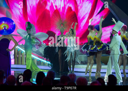 Berlin, Deutschland. 04 Mai, 2019. Das Ensemble der Friedrichstadtpalast führt eine lebendige Medley, "Willkommen bei Carmen Nebel" 15-jähriges Jubiläum der ZDF-Show am 04.05.2019 aus dem Velodrom Berlin, | Verwendung der weltweiten Kredit: dpa/Alamy leben Nachrichten Stockfoto