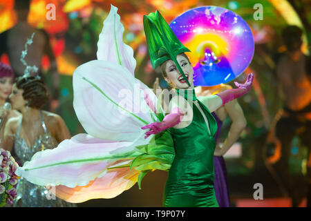 Berlin, Deutschland. 04 Mai, 2019. Das Ensemble der Friedrichstadtpalast führt eine lebendige Medley, "Willkommen bei Carmen Nebel" 15-jähriges Jubiläum der ZDF-Show am 04.05.2019 aus dem Velodrom Berlin, | Verwendung der weltweiten Kredit: dpa/Alamy leben Nachrichten Stockfoto