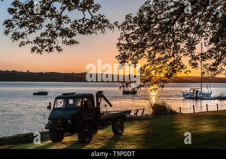 Courtmacsherry, Cork, Irland. 20 Mai, 2019. Eine klassische 60er Mercedes Unimog 404 Tieflader in der Nähe der Wasser in Courtmacsherry, Co Cork, Irland geparkt. Kredit; David Creedon/Alamy leben Nachrichten Stockfoto