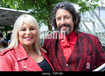 London, Großbritannien. 20 Mai, 2019. Laurence Llewelyn-Bowen und seine Frau Jackie Bowen besuchen RHS Chelsea Flower Show drücken Sie Tag, die morgen stattfindet, bevor es offiziell geöffnet bis Samstag, den 25. Mai. Der weltbekannte Flower Show ist ein glamouröses, Spaß und einen pädagogischen Tag heraus, die von vielen Berühmtheiten besucht wird. Es gibt viele Gärten, Blumenschmuck, Partyzelte alle im herrlichen Gelände des Royal Hospital Chelsea. Credit: Keith Larby/Alamy leben Nachrichten Stockfoto