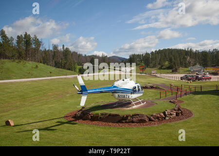 CUSTER, South Dakota - Juni 12, 2014: Ein blau-weißen Hubschrauber sitzt auf einem Landeplatz an der Black Hills Antenne Abenteuer in Custer, SD am 12. Juni, 20. Stockfoto