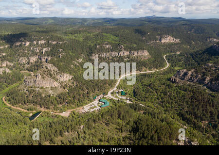 BLACK HILLS, South Dakota - 12. Juni 2014: Eine Luftaufnahme von einem abgeschiedenen Resort Haus in einem grünen Tal mit einer Wicklung Creek und Bäume im Schwarzen Hi Stockfoto