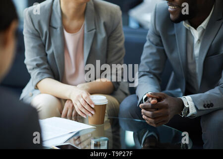 Diskutieren Vereinbarung während der Kaffeepause Stockfoto