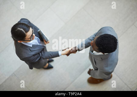 Händeschütteln mit neuen Business Partner Stockfoto