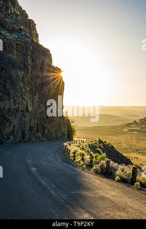 Historische US-Route 10 wicklung durch Franzose Coulee in der Nähe von Vantage, Washington State, USA Stockfoto