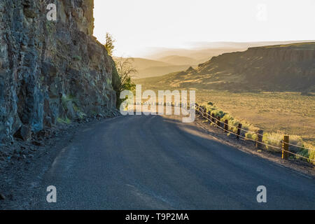 Historische US-Route 10 wicklung durch Franzose Coulee in der Nähe von Vantage, Washington State, USA Stockfoto