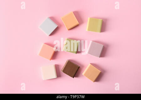 Handgemachte Seife bars auf farbigen Hintergrund, flach Stockfoto