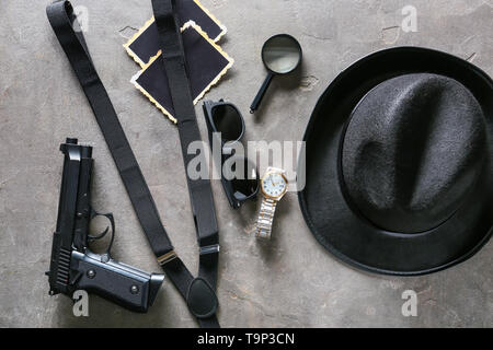 Zusammensetzung mit verschiedenen Positionen für Detective auf grauem Hintergrund Stockfoto