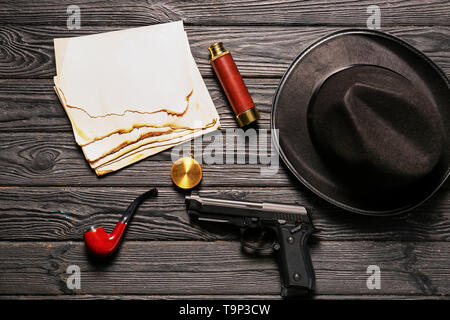 Zusammensetzung mit verschiedenen Positionen für Detektiv auf Holz- Hintergrund Stockfoto