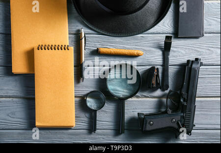 Zusammensetzung mit verschiedenen Positionen für Detektiv auf Holz- Hintergrund Stockfoto