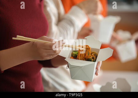 Menschen essen chinesische Nudeln von Takeaway Boxen, Nahaufnahme Stockfoto