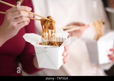 Frau essen chinesische Nudeln von Takeaway, Nahaufnahme Stockfoto