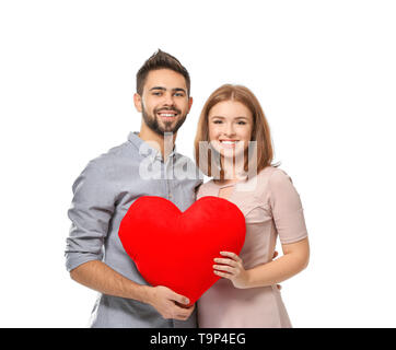 Liebevolle junge Paar hält Stoff Herz auf weißem Hintergrund. Feier der Valentinstag Stockfoto